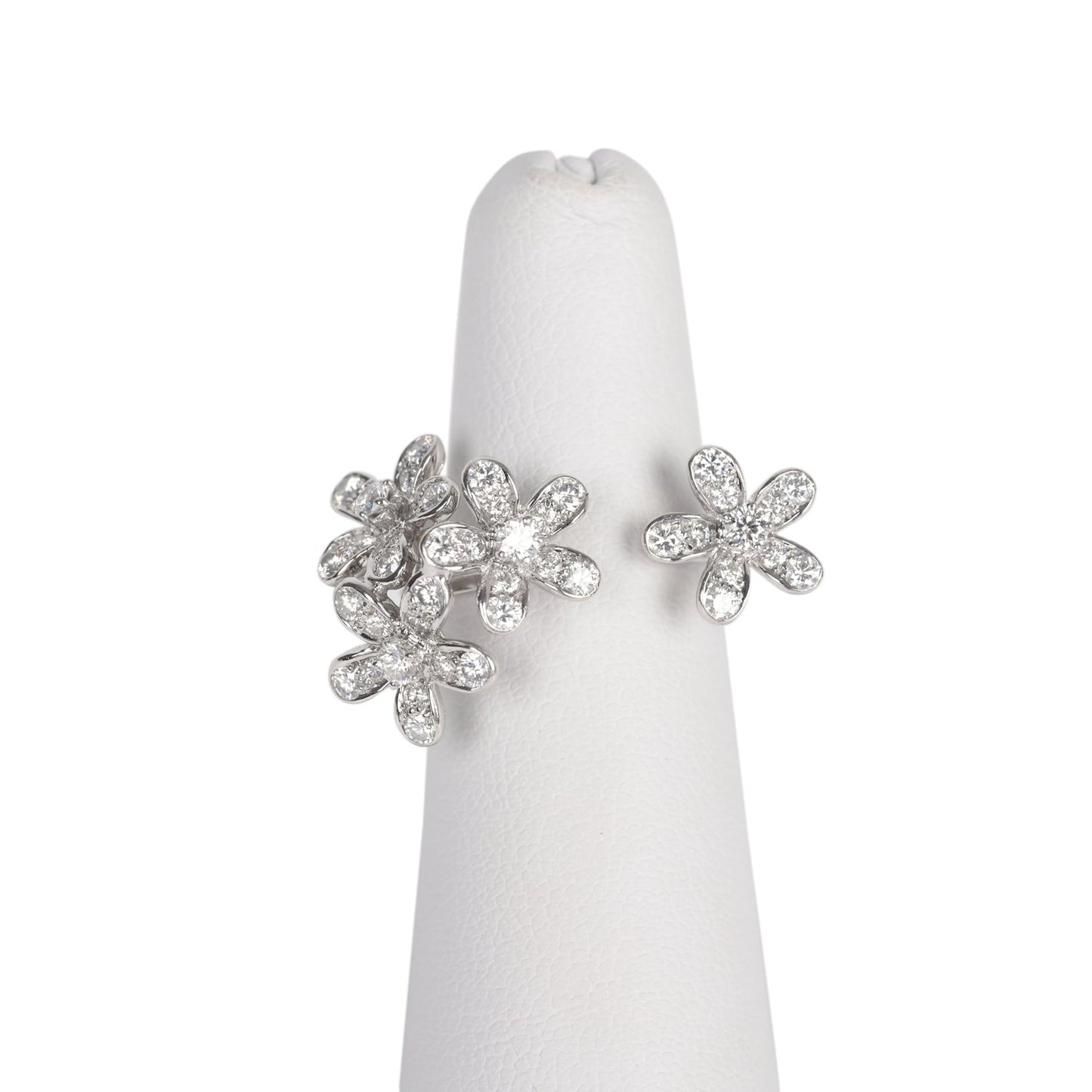 Pre-owned Van Cleef & Arpels Socrate "Between The Finger" Flower Ring 18k White Gold and Diamonds