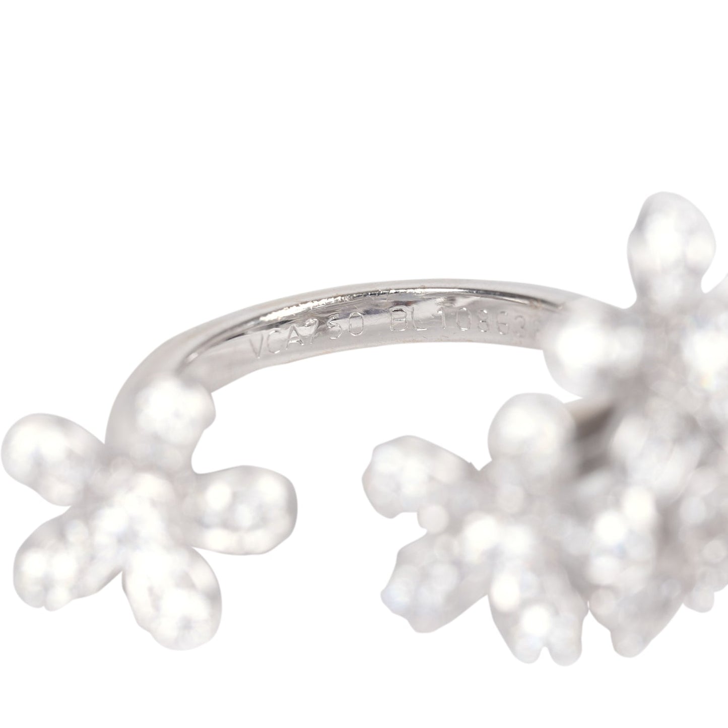 Pre-owned Van Cleef & Arpels Socrate "Between The Finger" Flower Ring 18k White Gold and Diamonds